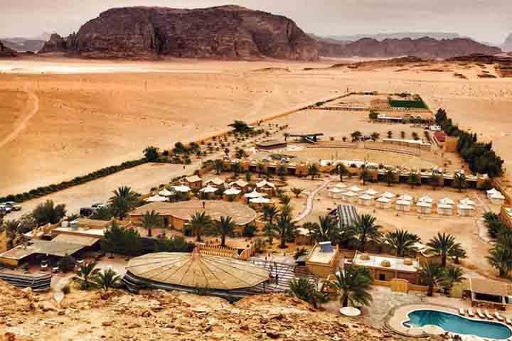 Os hóspedes podem participar de passeios de jipe 4x4, camelos ou até mesmo caminhadas guiadas para descobrir as incríveis formações rochosas, cavernas antigas e gravuras rupestres que contam a história milenar da região.