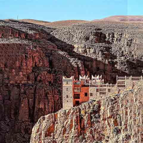 A região é conhecida como o Vale dos Mil Kasbahs, graças aos numerosos castelos fortificados feitos de tijolos de barro que se espalham pelo Vale de Dadès.