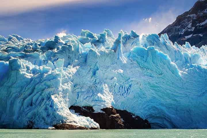 Uma das geleiras da América do Sul deve seu nome ao botânico e micologista ítalo-argentino Carlo Luigi Spegazzini. Na frente do glaciar, é formada pela confluência de duas correntes de gelo distintas que descem lentamente para o leste da cordilheira dos Andes. 