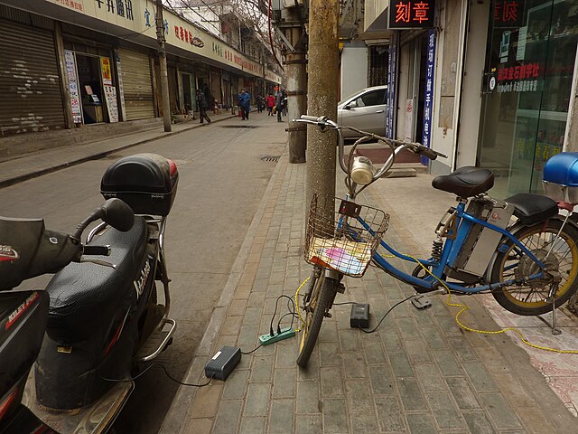 As regras determinam que em áreas de circulação de pedestres, as bicicletas elétricas só podem trafegar com velocidade limitada a 6 km/h. 
