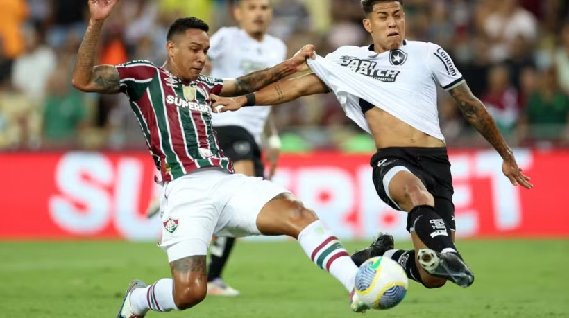 O Botafogo enfrenta o Fluminense pelo Campeonato Carioca. 