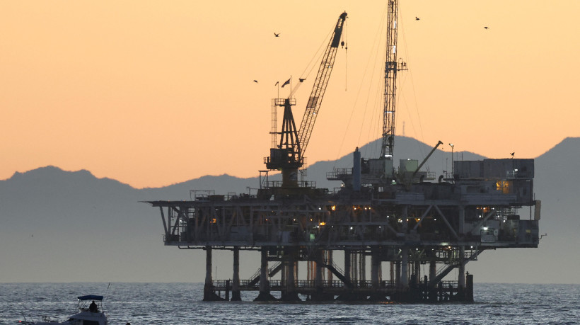 Plataforma offshore de petróleo e gás Esther no Oceano Pacífico e em Seal Beach, Califórnia