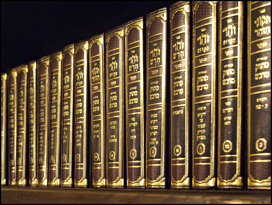 Estados Unidos, Brasil, México, Filipinas, Rússia, Nigéria e China têm grandes populações cristãs. Israel e comunidades judaicas ao redor do mundo seguem o Antigo Testamento. Países da Europa e América Latina também possuem milhões de adeptos da Bíblia.