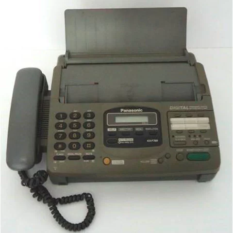 Fax. Esse aparelho realmente acabou. Ele era uma espécie de carta (que, aliás, também está acabando) com e-mail. 