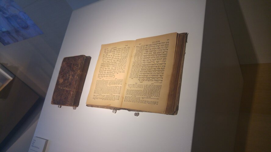 A Bíblia possui um total de 1.189 capítulos e 31.102 versículos, variando um pouco dependendo da tradução e versão.