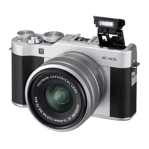 Até pouco tempo atrás, as pessoas usavam uma câmera fotográfica para tirar fotos, com qualidade inferior à dos celulares atuais. Era comum revelar as fotos para poder vê-las depois. Hoje, ainda existem câmeras, é verdade, mas geralmente são usadas por fotógrafos, com mil e uma utilidades e visualização na horal. 