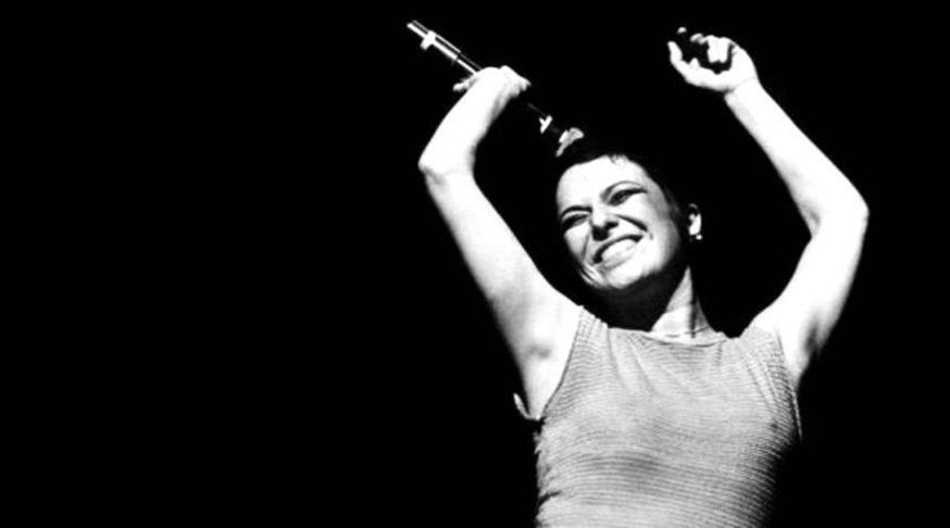 Entre seus grandes hits estão Madalena, eternizada por Elis Regina (foto), Começar de Novo, sucesso na voz de Simone, e Novo Tempo, com mensagens de esperança e renovação.
