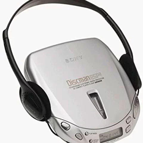 Esses aparelhos pequenos aí se chamam discman e serviam para ouvir música, mas também tinha uma limitação física. Hoje em dia, tem aplicativos para isso, além do youtube. 