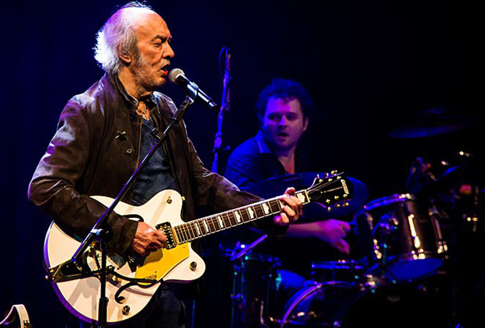 Além da parceria com Roberto, Erasmo construiu uma carreira solo de grande sucesso, com hits como Minha Fama de Mau, Gatinha Manhosa e O Beijo. 