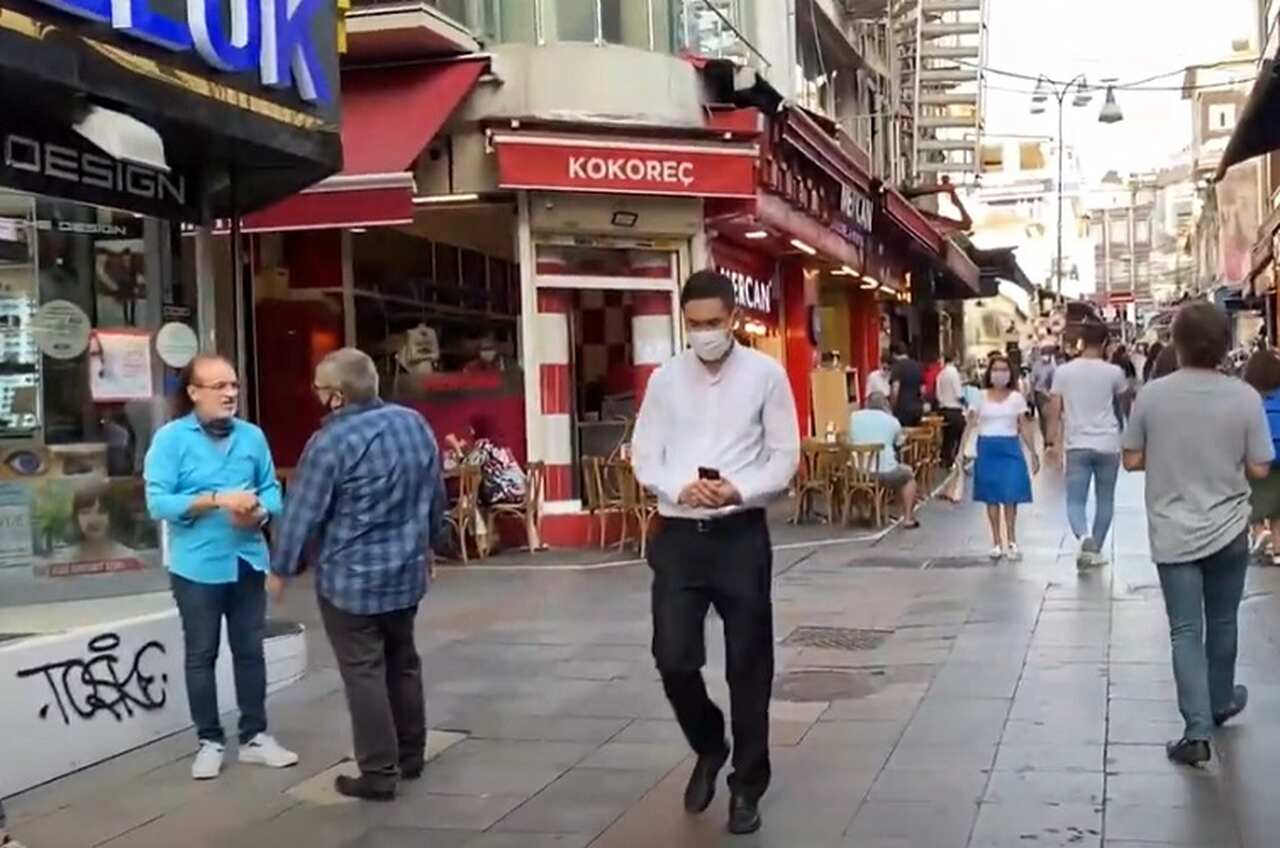 Enquanto o lado asiático, menos visitado, oferece uma atmosfera mais tranquila e autêntica, com seus mercados locais e paisagens encantadoras.