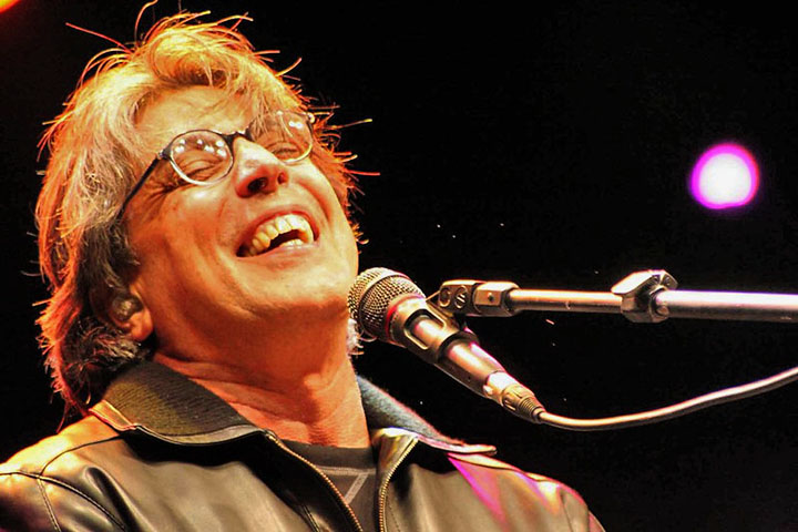 Ivan Lins é um dos cantores e compositores mais famosos do Brasil, conhecido por sua voz marcante e canções que mesclam MPB, jazz e samba.