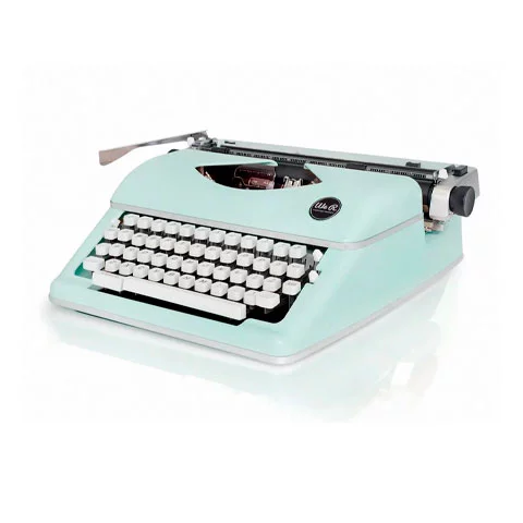 A máquina de escrever remonta ao Século 16. Foi sendo desenvolvida e serviu de inspiração para os computadores. Se você errasse algo na máquina de escrever, tinha que refazer tudo, pois, se apagasse, ficava com uma mancha por cima. O teclado atual dos celulares e computadores, conhecido como QWERTY, tem origem aí. 