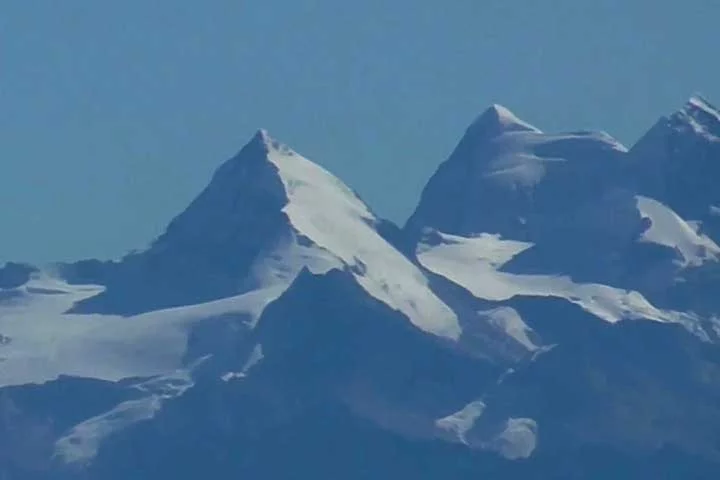 Localiza-se nos departamentos de Guajira, Magdalena e Cesar. Os pontos mais elevados são o Pico Cristóbal Colón e o Pico Simón Bolívar.