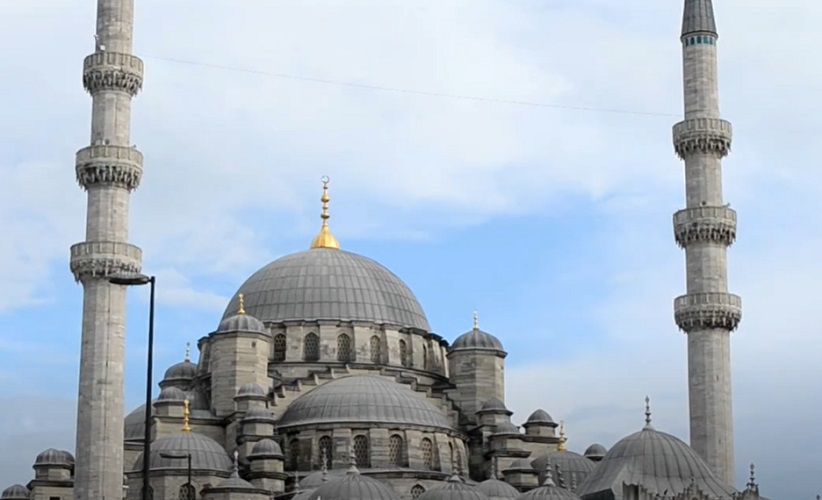 A Mesquita Nova e o Bazar das Especiarias, localizados no bairro de Eminönü, oferecem uma experiência vibrante, onde a arquitetura otomana e os aromas de especiarias se misturam em uma autêntica imersão na vida cotidiana da cidade.