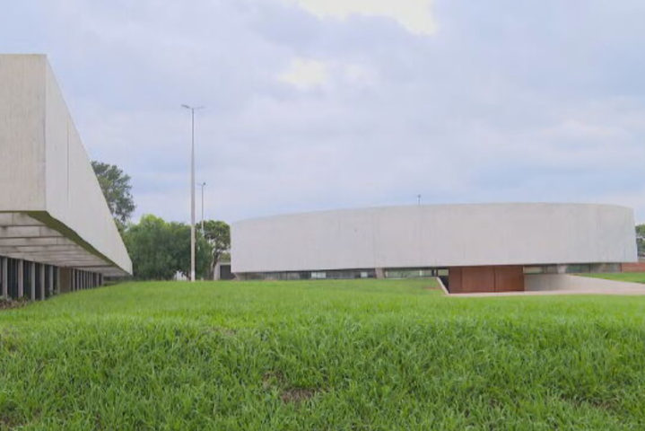 Construir uma igreja que, além de simbolizar espacialmente a dimensão espiritual da fé, se relaciona com a paisagem do cerrado e com a arquitetura da cidade, foi um grande privilégio, enfatizou.