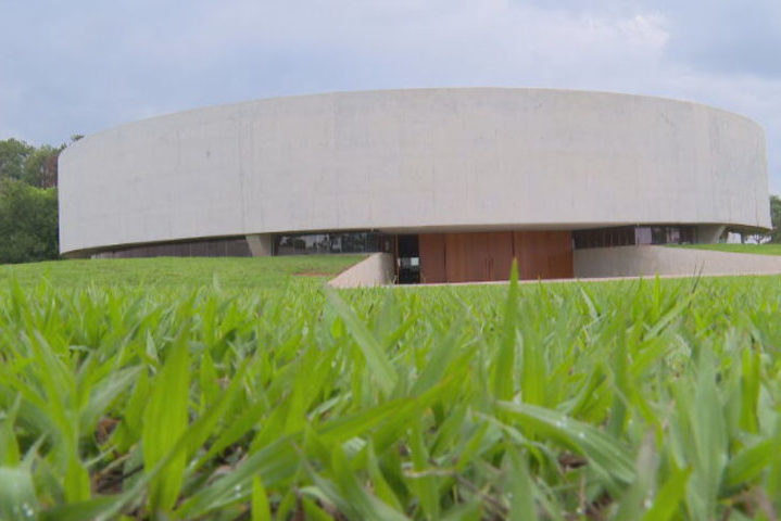 Em volta do templo, aberturas conectam visualmente o ambiente interno com a paisagem externa, enquadrando a natureza e o horizonte.