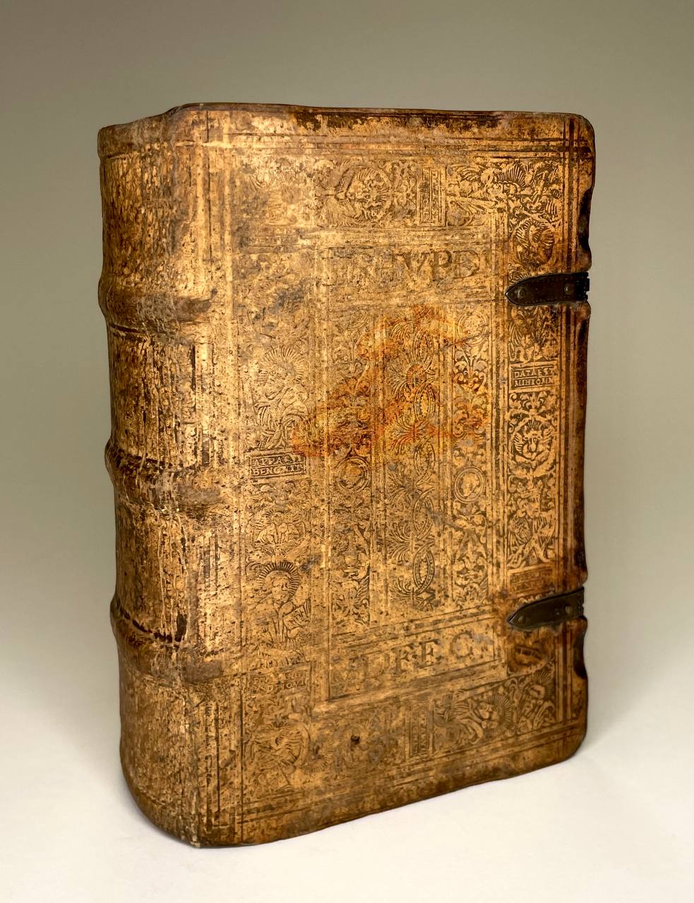 Os maiores produtores de Bíblias são a China, os Estados Unidos, o Brasil e o Reino Unido. Grandes editoras como a Sociedade Bíblica e a HarperCollins produzem milhões de exemplares.