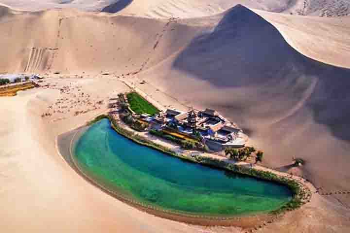Deserto de Dunhuang, China: Um símbolo da arte budista, essa histórica vila com seu belíssimo oásis encontra-se na província de Gansu.