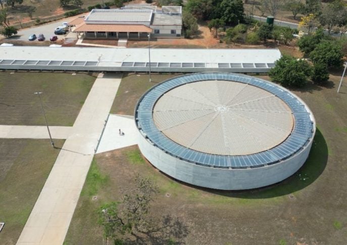 A estrutura central da igreja, conhecida como Nave, tem um formato circular, simbolizando acolhimento e união.