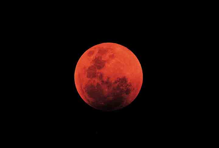 O eclipse lunar total, conhecido como Lua de Sangue, acontece quando a Lua entra na sombra da Terra, adquirindo uma coloração avermelhada devido à difusão da luz solar na atmosfera terrestre. 