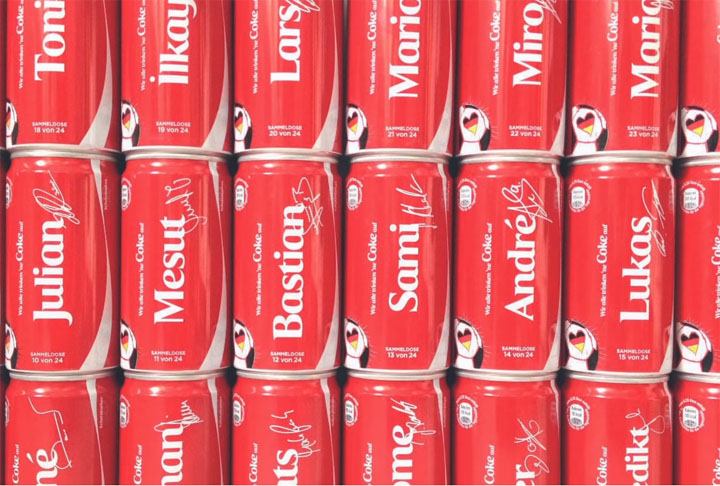 A Coca-Cola costuma criar campanhas de publicidade que alcançam grande popularidade, como, por exemplo, as latas com nomes de pessoas. Isso estimulava a venda, pois muitos queriam guardar a lata com seu nome de lembrança. 