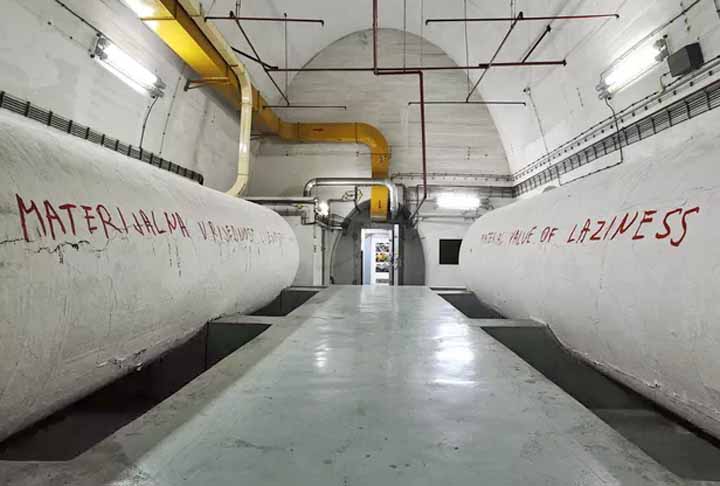 O bunker quase foi demolido em 1992, mas permaneceu intacto graças à resistência da guarda militar da Bósnia. Para visitar o local, é possível fazer uma reserva por meio de uma empresa de turismo local ou participar da Bienal de Arte Contemporânea, um evento cultural europeu apoiado pela UNESCO.