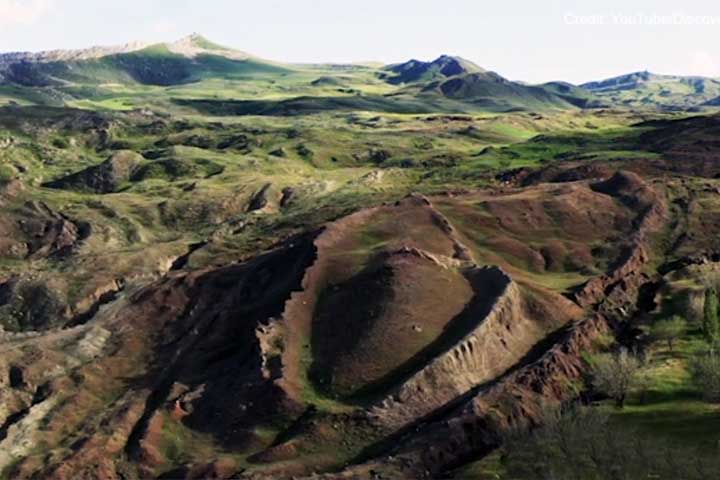 Segundo a Bíblia, a arca teria parado no Monte Ararat, na Turquia. A formação geológica que seria a arca está no distrito de Doğubayazıt, em Ağrı, e vem sendo cotada como sendo a arca desde sua descoberta, em 1956.