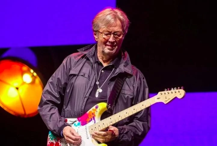 Eric Clapton - 30/03/1945 (79 anos).  O cantor e guitarrista britânico também integra a lista dos senhores músicos, consagrados mundialmente e ainda em atividade nos palcos e estúdios. Passou novamente pelo Brasil em 2024.