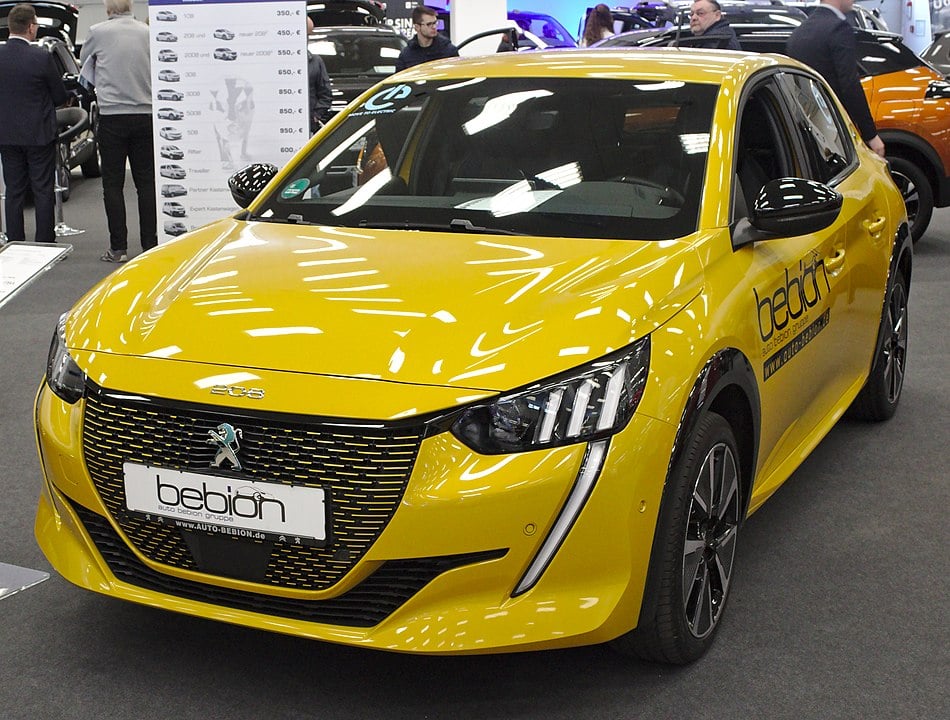 Peugeot e-208 - A versão elétrica do popular hatch 208 deixou de ser comercializado no Brasil, sendo descontinuado antes mesmo de sua versão a combustão receber uma atualização.