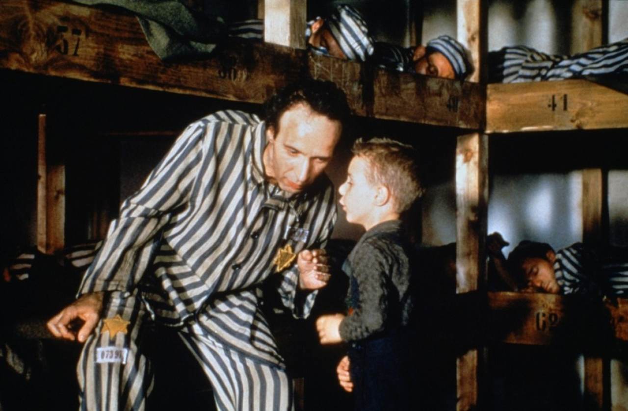 O filme mostra uma família judia italiana, ficcional, capturada e enviada para um campo de concentração em Berlim.  Guido Orefice, o pai, tenta proteger seu filho, Giosué, da melhor maneira possível fazendo a criança acreditar que tudo se trata de um jogo e que suas vidas não estão realmente ameaçadas. 