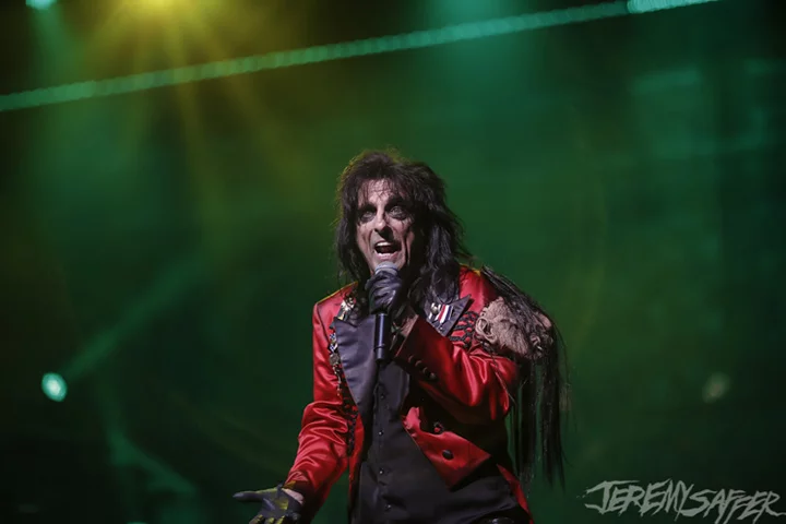Alice Cooper - 04/02/1948 (76 anos). O cantor americano mantém o visual gótico que marcou a carreira, destacada também pelas performances inspiradas em filmes de terror, com sangue falso, instrumentos mortais e animais peçonhentos no palco. Em 2015, formou uma banda com o ator Johnny Depp: Hollywood Vampires.
