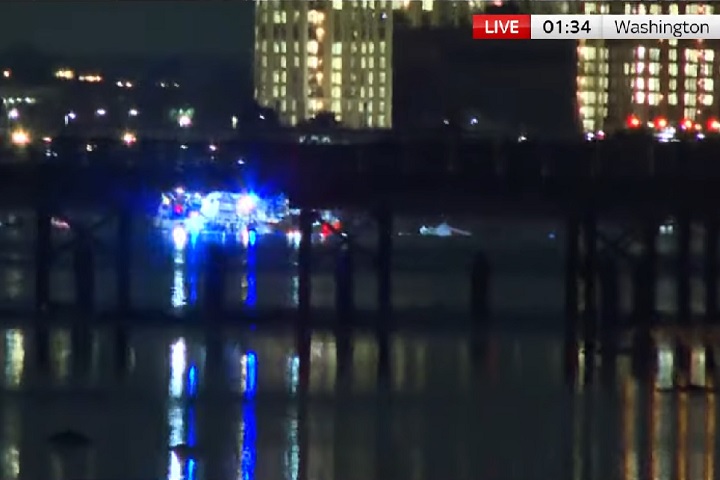 Uma das caixas-pretas foi recuperada. Todas as operações no aeroporto Ronald Reagan foram suspensas após o acidente.