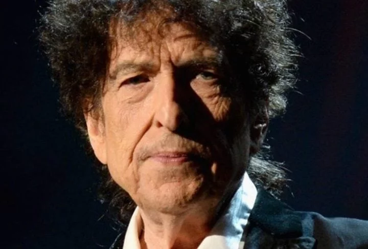 Bob Dylan  - 24/05/1941 (84 anos). O cantor e compositor americano tem tamanha relevância que foi laureado com o Nobel de Literatura em 2016 por ter criado novos modos de expressão poética na música. É o único artista do mundo a ter os cinco principais prêmios culturais: Nobel, Pulitzer, Oscar, Grammy e Globo de Ouro. Segue na área.