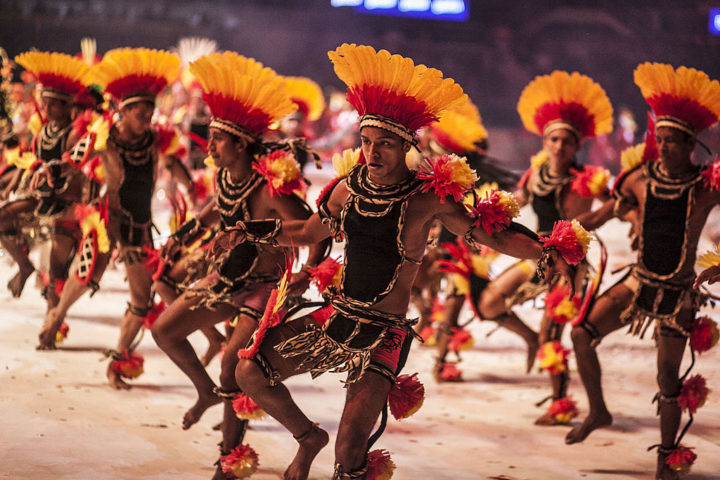 A disputa, que acontece durante três noites, envolve apresentações grandiosas com alegorias, músicas, danças e uma energia contagiante.