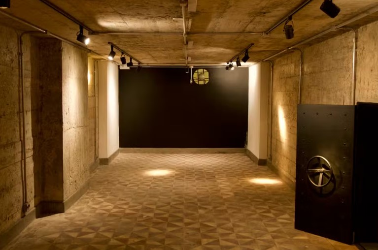 Trata-se de um bunker situado abaixo dos 30 andares do Edifício Acaiaca. Em 22 de agosto de 1942, época em que a estrutura estava em construção, o Brasil declarou guerra ao eixo - formado por Alemanha, Itália e Japão. Getúlio Vargas, então presidente, determinou que todos os prédios com mais de cinco andares do país precisavam ter um espaço subterrâneo capaz de suportar eventuais bombardeios aéreos.
