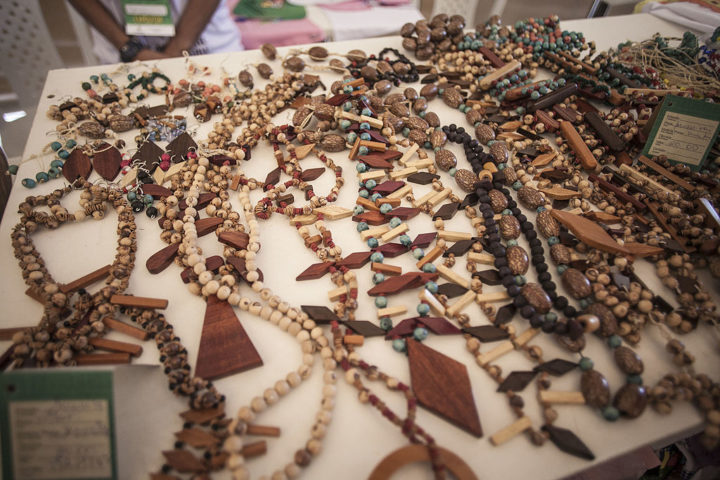 Além do festival, Parintins também se destaca pela produção artesanal, especialmente em esculturas e adereços utilizados nas apresentações dos bois-bumbás. 