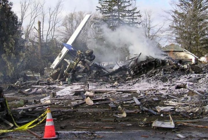 Voo 3407 da Colgan Air (2009): O Bombardier Dash 8 Q400 caiu próximo a Buffalo, Nova York, devido ao congelamento das asas e erros dos pilotos, matando 49 pessoas a bordo e uma em solo.