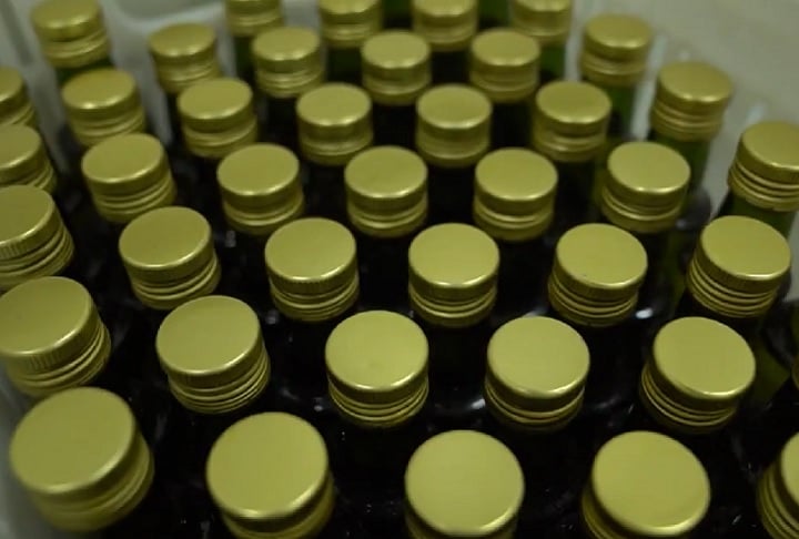 O azeite, um dos principais óleos vegetais consumidos mundialmente, é extraído da azeitona, fruto da oliveira. O processo de produção do azeite, por sua vez, é altamente sensível a fatores climáticos.