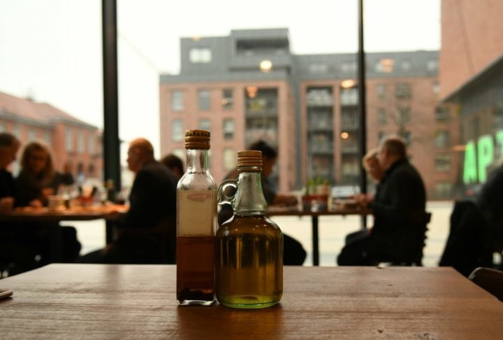 José Dante Gonzales, diretor da marca de azeites premium Oro Bailén, comentou sobre a necessidade de ajustar o processo de colheita: Estamos colhendo a azeitona cada vez mais cedo e terminando a colheita, todos os dias, por volta da hora do almoço. Isso evita que a azeitona fique muito tempo exposta ao sol, explicou.