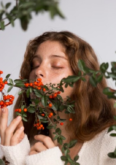 Afinal, o olfato, sendo um dos sentidos mais ligados às emoções e à memória, torna os perfumes não apenas fragrâncias agradáveis, mas também formas de criar e preservar memórias duradouras.