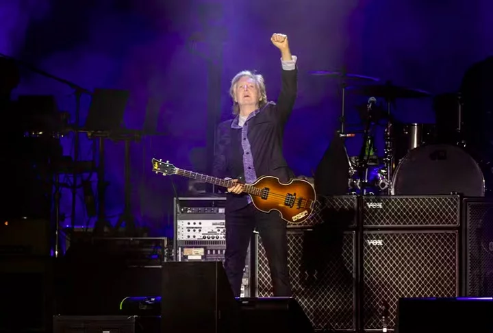 Nascido em 18/06/1942, o ex-Beatle Paul McCartney ainda faz shows, tem uma empresa que cuida dos direitos autorais de vários artistas e foi o primeiro ex-integrante da icônica banda inglesa a ser condecorado como Sir. É vegetariano, ativista pelos direitos dos animais e veio ao Brasil em 2024.