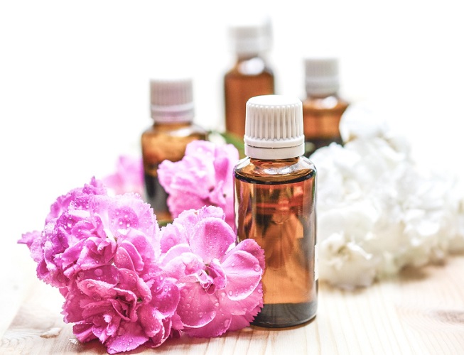 Ao longo do tempo, a perfumaria se desenvolveu em diferentes regiões. No Oriente Médio, os árabes aprimoraram as técnicas de extração de óleos essenciais e foram responsáveis pela introdução do álcool nos perfumes, o que proporcionou maior fixação e durabilidade das fragrâncias.