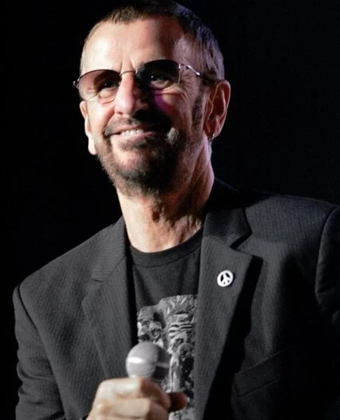 Ringo Starr - 07/07/1940 (84 anos). Outro ex-Beatle, além de tocar bateria também foi intérprete de canções clássicas da banda. Faz shows e, recentemente participou de show ao vivo com Paul McCartney.