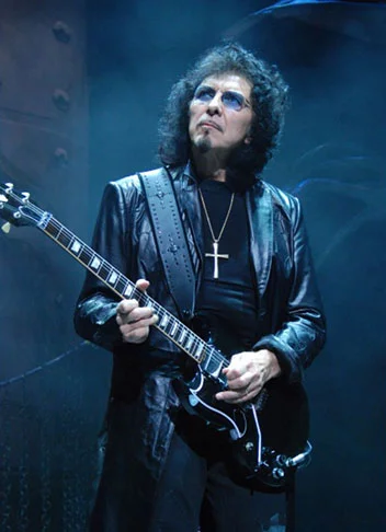 Tony Iommi - 19/02/1948 (76 anos). O guitarrista fundou a Black Sabbath com Ozzy e teve papel crucial na criação do Heavy Metal. É o Rei dos Riffs. Vítima de acidente, usou próteses em dedos esquerdos para seguir carreira. É um dos adeptos da famosa guitarra Gibson SG. 