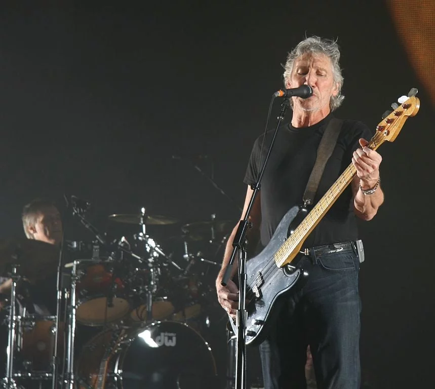 Roger Waters - 06/09/1943 (81 anos). Um dos fundadores da banda Pink Floyd, de rock progressivo e psicodélico Já veio oito vezes ao Brasil, 
 sendo a última em 2023. Politizado, é defensor da causa palestina e critica o avanço do neofascismo no mundo. Em sua última visita, encontrou até mesmo com o presidente Lula.