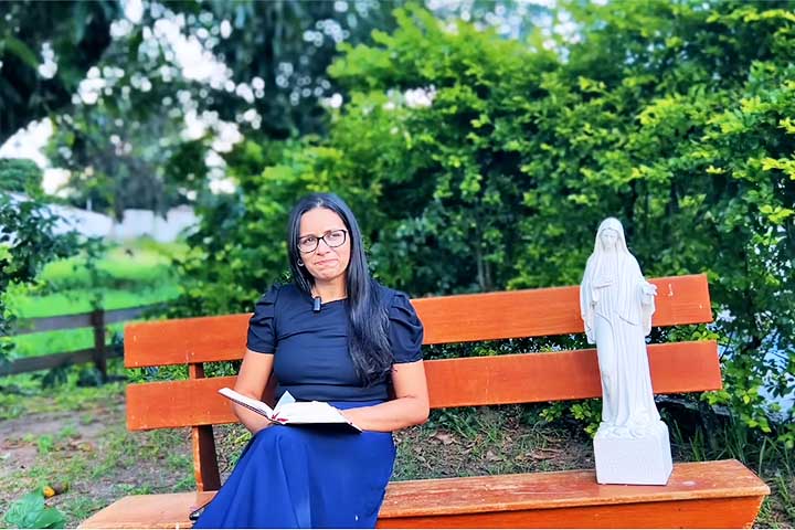 Com a alegação de que busca reconstruir sua identidade, ela passou a compartilhar vídeos em canal do YouTube e no Instagram com temática religiosa. 
