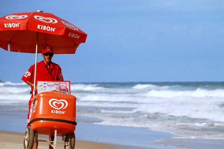 Em média, segundo o regulamento da promoção, cada vendedor da Kibon deve carregar em seu carrinho dois picolés com palito premiado entre 400 unidades de Fruttare.

