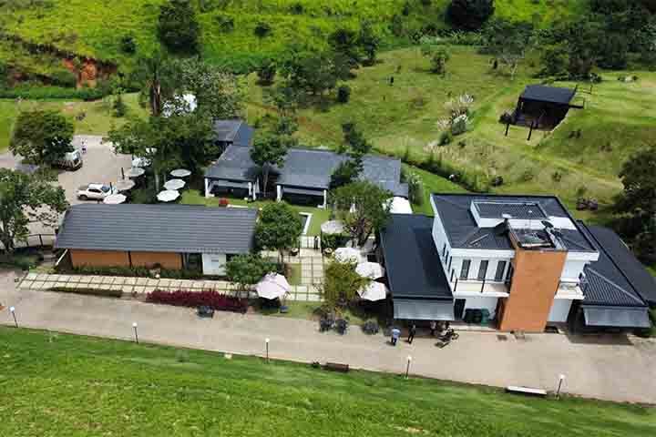 Há também a Vinícola Villa Santa Maria, cujos 90 hectares recebem por volta de 55 mil turistas por ano e contém, atualmente, 70 mil parreiras que produzem vinhos de inverno.