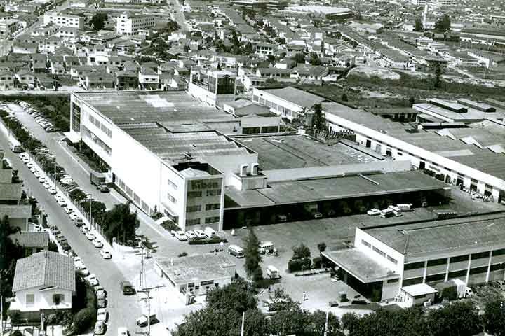 No Brasil, a empresa começou a produzir sorvetes no verão e obteve enorme sucesso de vendas. Em 1942, adotou os carrinhos nas cores amarelo e azul e lançou o Eskibon e o Chicabon. 
