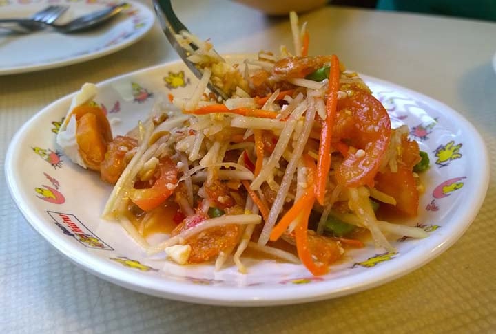 Som tam: proveniente da região nordeste da Tailândia, som tam é uma salada fria e bastante fresca de mamão verde com especiarias. Apresenta diversas texturas, além de ser também doce e picante, é servida com pimenta, alho, tomate e salpicado com molho de peixe.